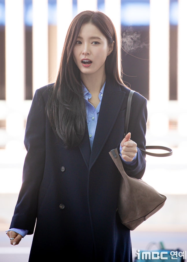 [잡담] 251203 신세경 로마 출국 기사사진 | 인스티즈