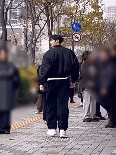 [잡담] 연애박사) 목격 짤 보면 추영우 걷는 폼 다리 때문인 걸까 | 인스티즈