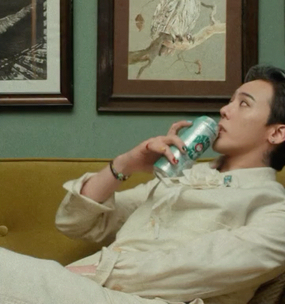 [잡담] 오늘자 지드래곤 극강의 정반대 컨셉 음료광고 | 인스티즈