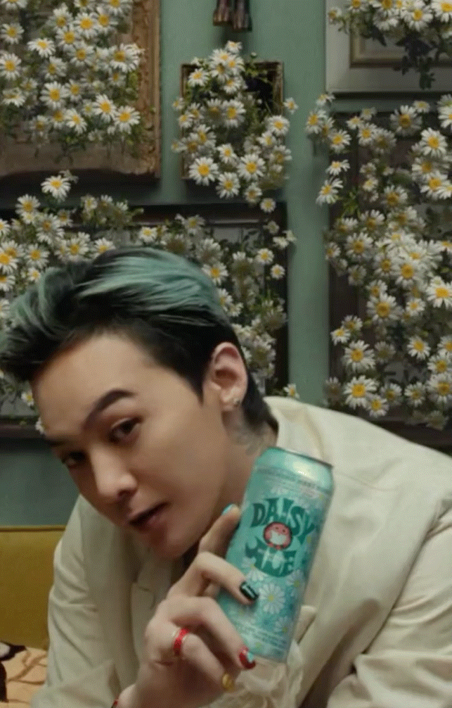 [잡담] 오늘자 지드래곤 극강의 정반대 컨셉 음료광고 | 인스티즈