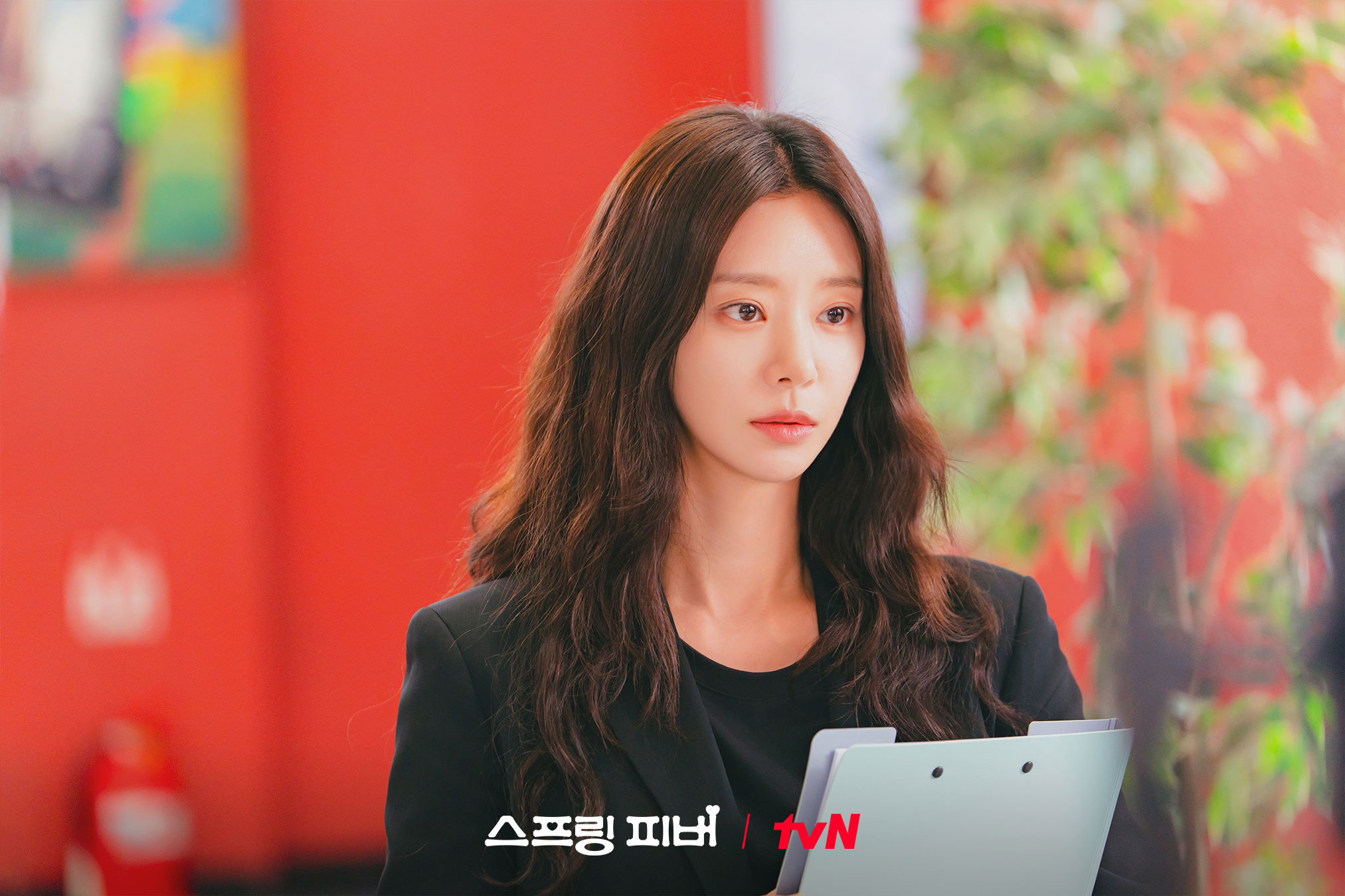 [잡담] 스프링피버) ✨한때 인기 서열 1위 → 자발적 아웃사이더?!비밀 가득 정체불명 고등학교 교사 '윤봄'👩🏻‍🏫반전 매력 넘치는 이주빈 표 윤봄 기대해!💝 | 인스티즈