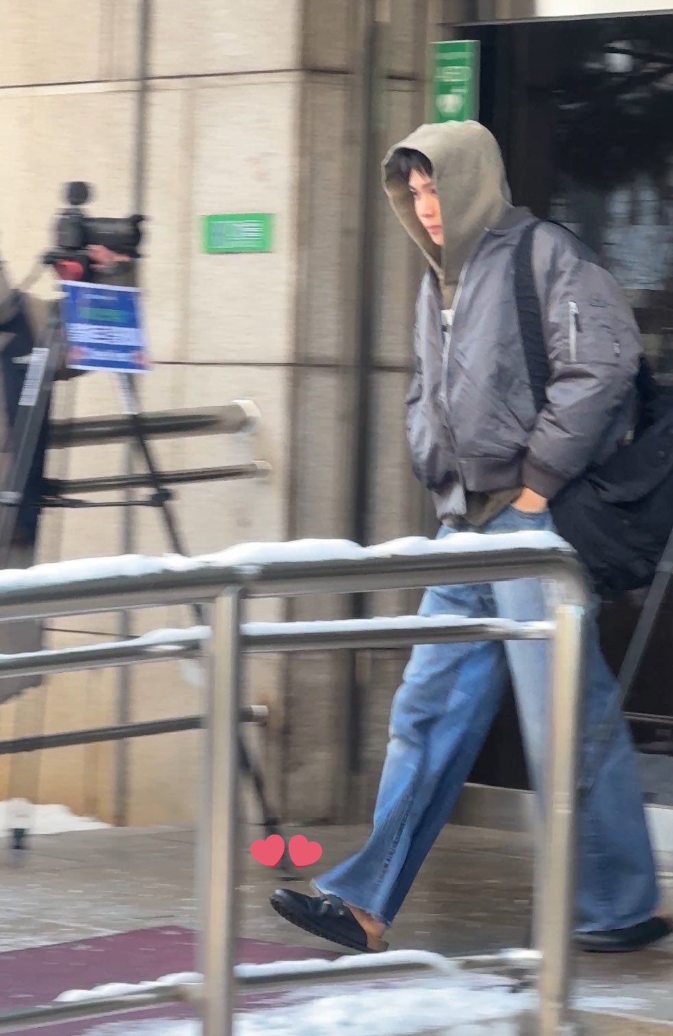 [잡담] 이 날씨에 맨발에 뮬이요? 은석아 너 진짜 멋지다 | 인스티즈