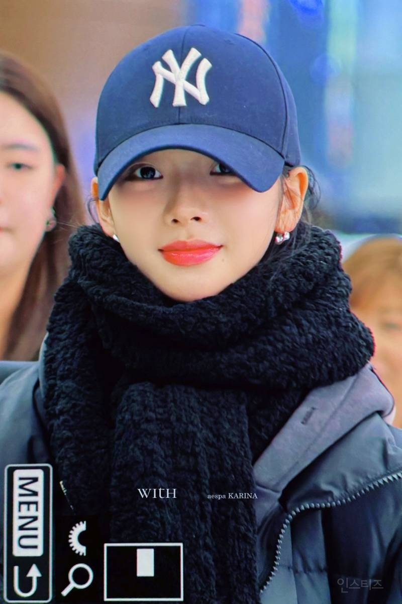 에스파 카리나가 출국 때 한 목도리 비하인드.jpg | 인스티즈