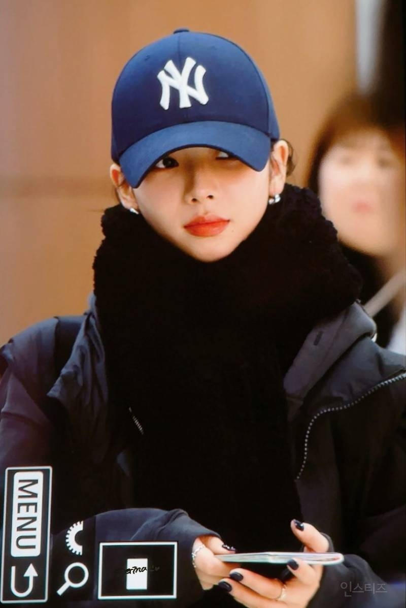 에스파 카리나가 출국 때 한 목도리 비하인드.jpg | 인스티즈