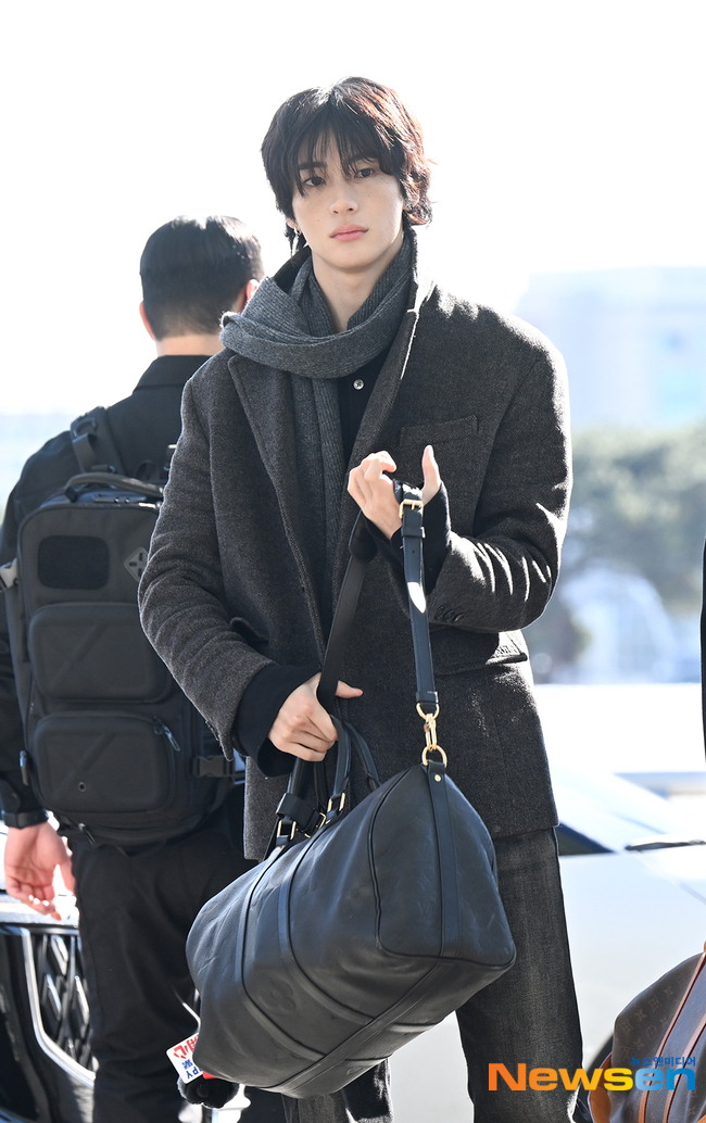 [잡담] 앤톤 목도리 예쁘다 했는데 세터였네 | 인스티즈