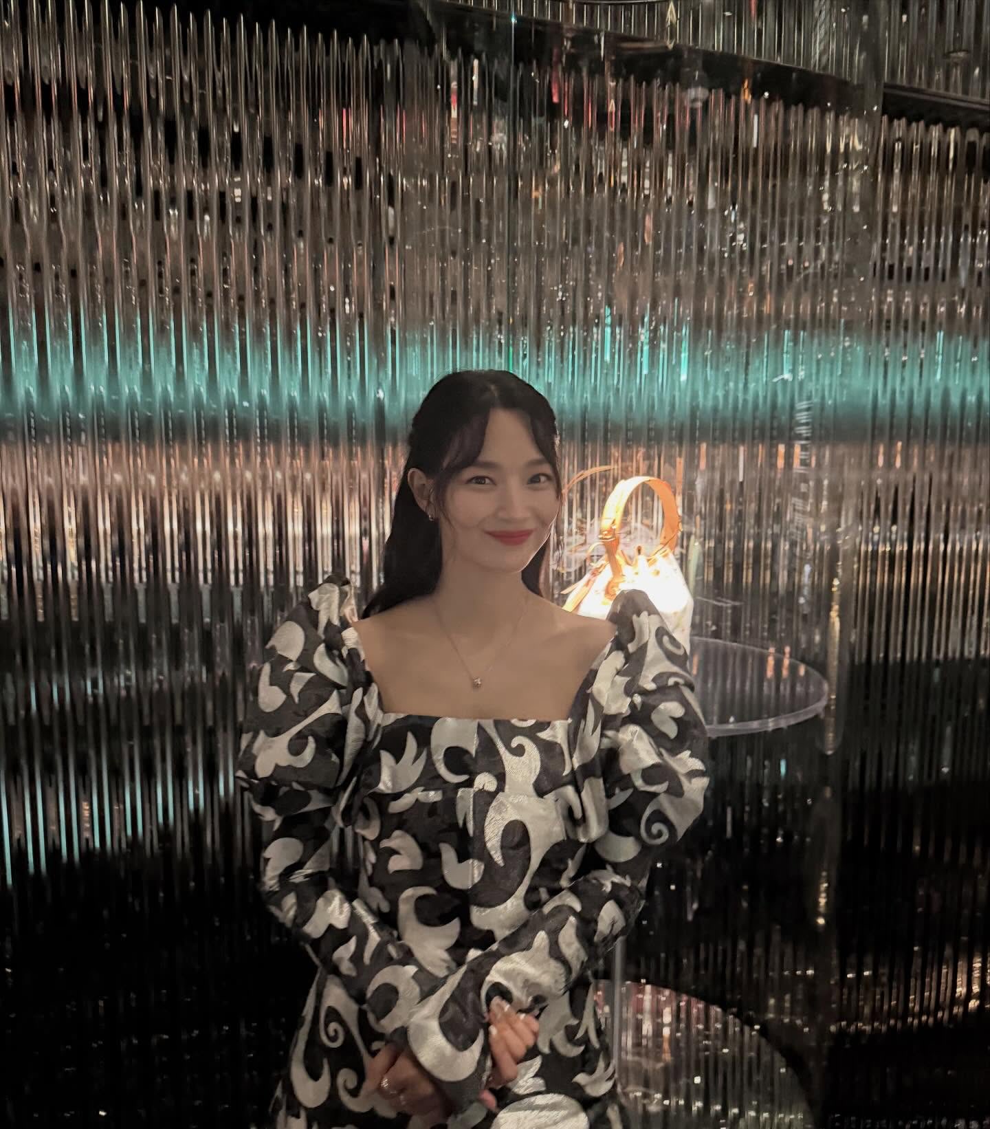 [잡담] 251204 신민아 인스타 🖤 | 인스티즈