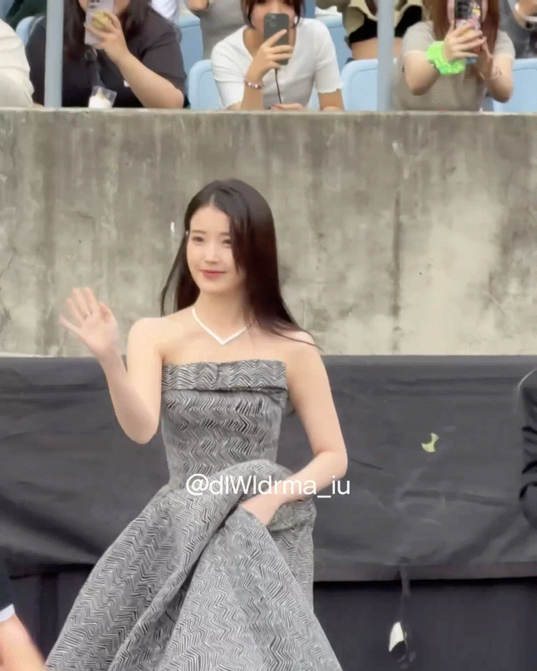 [잡담] 아이유 aaa 이거 ㄹㅇ 디즈니 장면 아닌가..? | 인스티즈