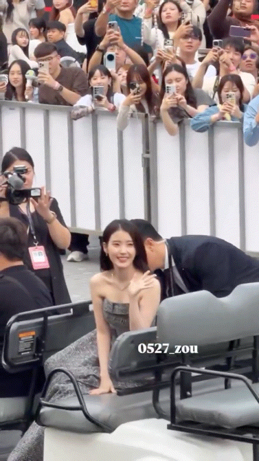 [잡담] 아이유 aaa 이거 ㄹㅇ 디즈니 장면 아닌가..? | 인스티즈