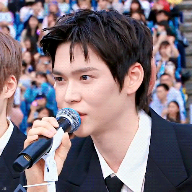 [잡담] 은석 수상소감 할 때 얼굴 진짜 에바 | 인스티즈