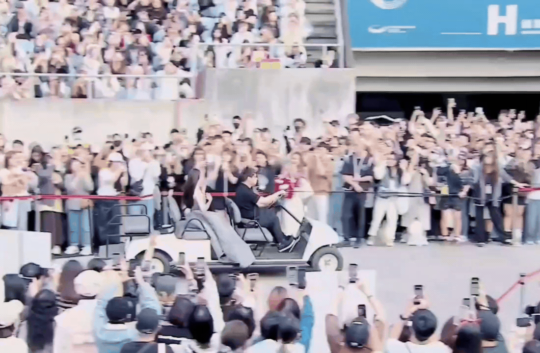 [잡담] AAA 카트 타고 들어오는 아이유 짤 쪄옴 | 인스티즈