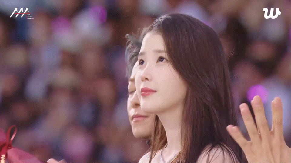 [잡담] 아니 아이유 얼굴 겁나 말갛고 뽀얘 | 인스티즈