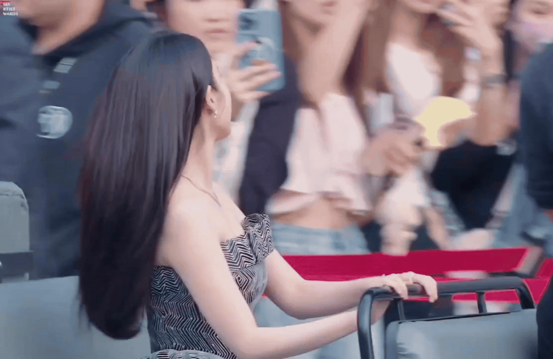 [잡담] AAA 카트 타고 들어오는 아이유 짤 쪄옴 | 인스티즈