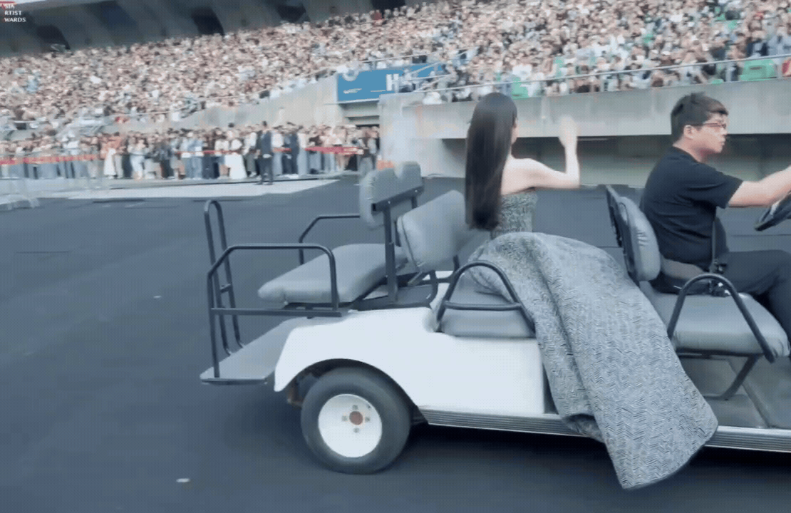 [잡담] AAA 카트 타고 들어오는 아이유 짤 쪄옴 | 인스티즈