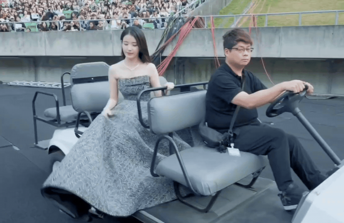 [잡담] AAA 카트 타고 들어오는 아이유 짤 쪄옴 | 인스티즈