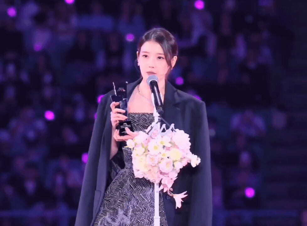 [잡담] 아이유 AAA 폭죽 움짤 가져옴 | 인스티즈