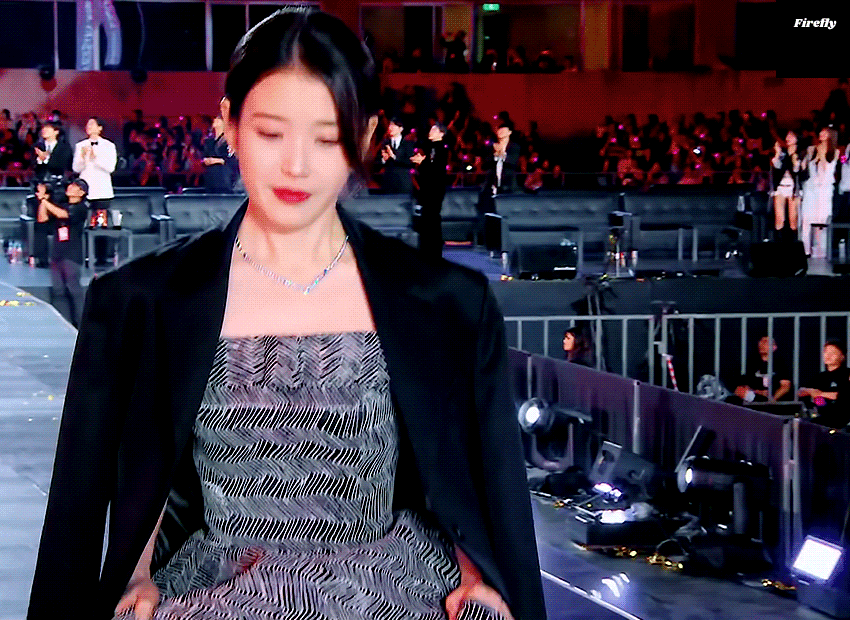 [잡담] 아이유 어제 대상 수상할 때 묶머+자켓 걸친 게 신의 한 수인 듯 ㅋㅋㅋ | 인스티즈