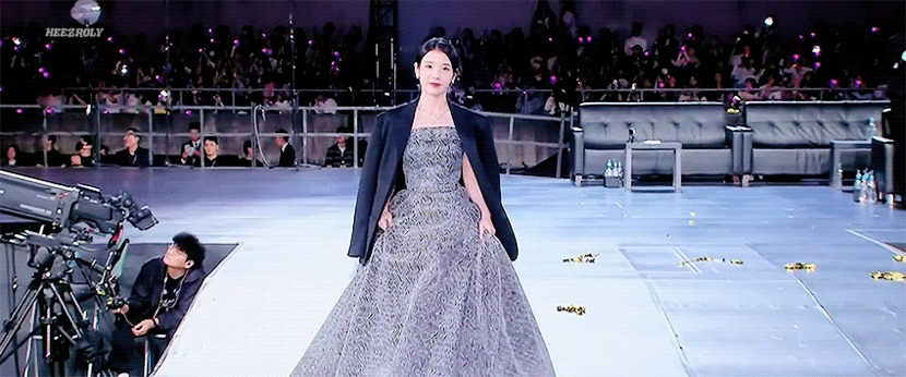 [잡담] 아이유 aaa 상받으러 걸어가는 짤인데👸 | 인스티즈