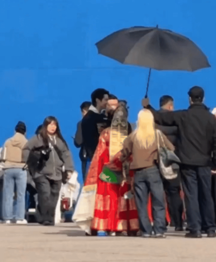 [잡담] 대군부인 변우석이랑 아이유(뒷모습이지만) 투샷이다 ㅅㅍㅈㅇ | 인스티즈