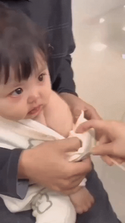 예방접종 맞고 우는 커여운 아기.gif | 인스티즈