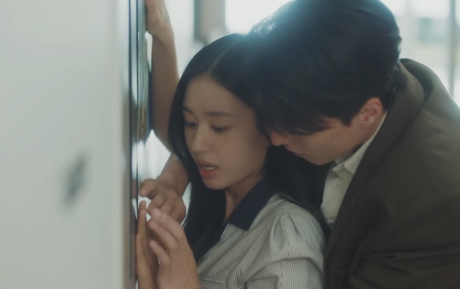 [잡담] 키스는괜히해서) 누가 대체 벽에 포스터를 이즤롤로 붙이냐고; | 인스티즈