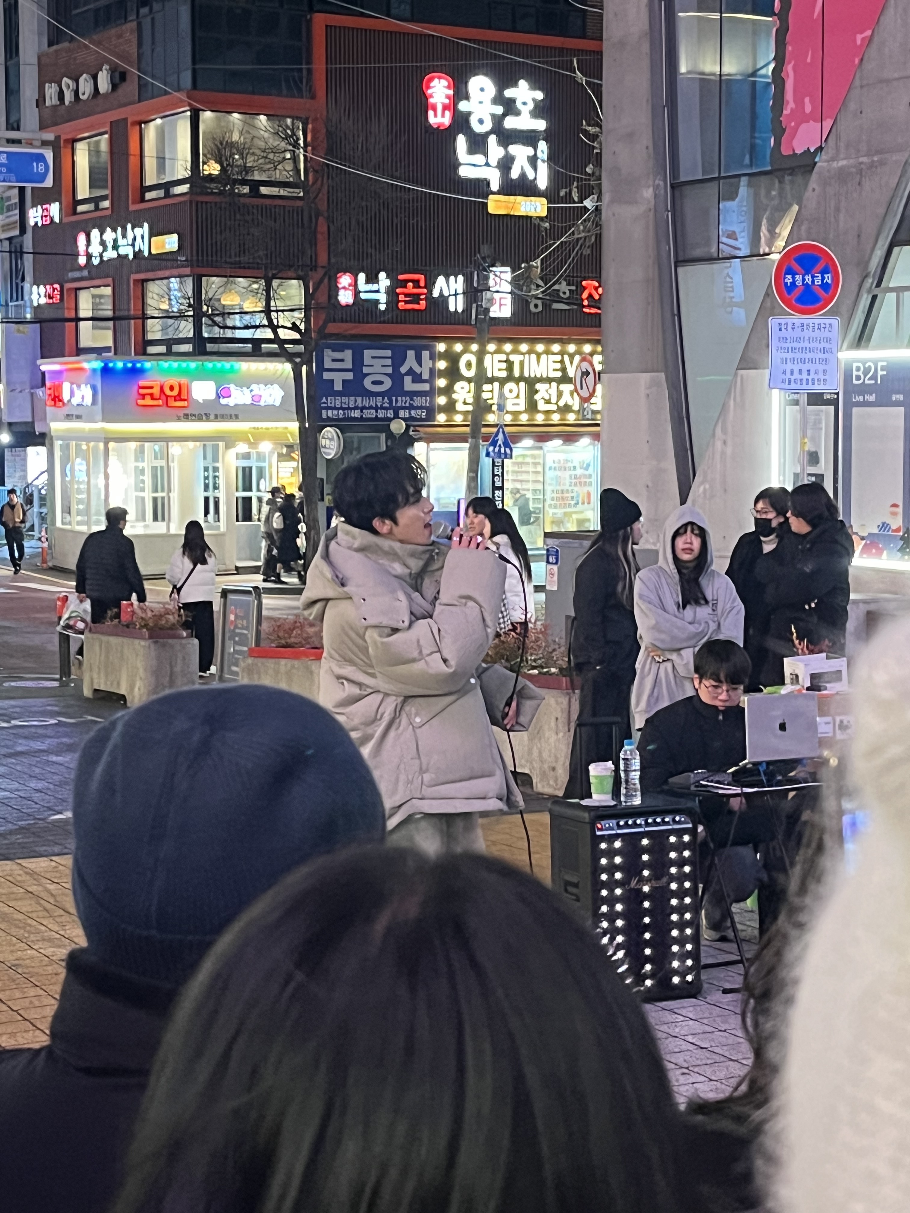 [잡담] 지금 홍대에 아이돌? 버스킹 중인데 | 인스티즈