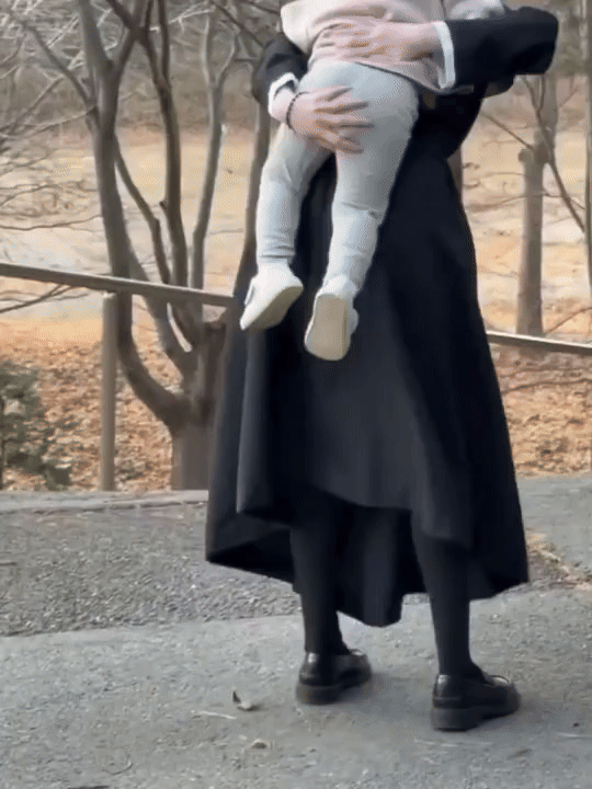 [정보/소식] "엄마, 이 누나 싫어"…아기 업은 카리나 '진땀'(영상) | 인스티즈