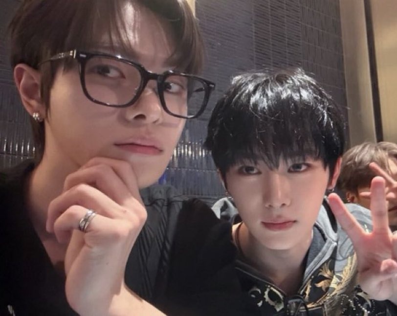 [잡담] 리오 안신 아직 데뷔전에 투샷 셀카 꽉끼는거 | 인스티즈