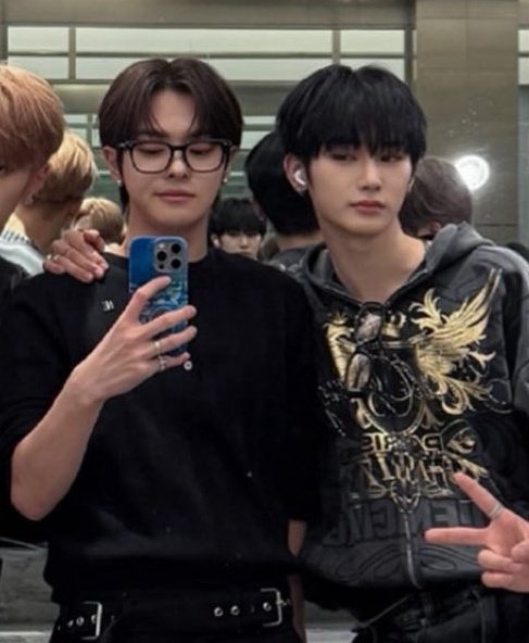 [잡담] 리오 안신 아직 데뷔전에 투샷 셀카 꽉끼는거 | 인스티즈