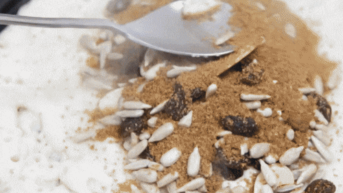 와플반죽에 씨앗호떡 속재료 넣기.gif | 인스티즈