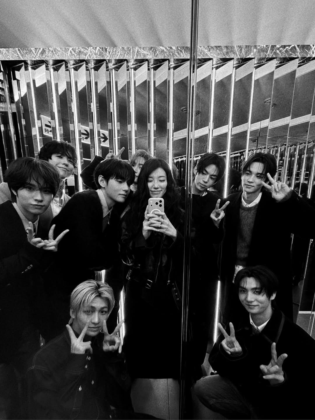 [잡담] 셀린느 수지 박보검 뷔 투어스 단체사진 올라왔네 | 인스티즈