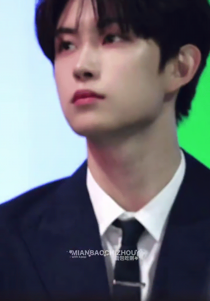 [잡담] 알디원 김건우 멜뮤에서 무대 위랑 무대 아래 갭 진짜 크지 않았음? | 인스티즈