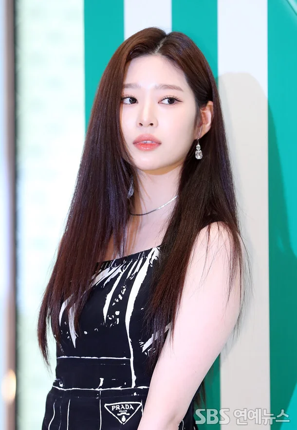 [잡담] 민주 이런 머리 한쪽은 볼륨 뽕 안넣는 거야?? | 인스티즈