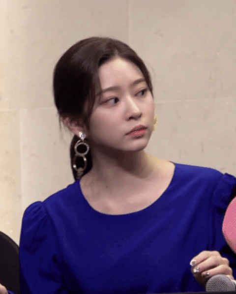 [잡담] 민주 이런 머리 한쪽은 볼륨 뽕 안넣는 거야?? | 인스티즈