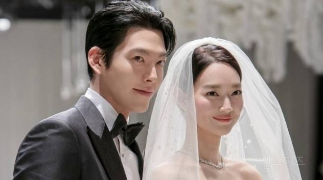 "공양미 머리에 이고…” '암투병' 김우빈 지킨 신민아의 기도 | 인스티즈