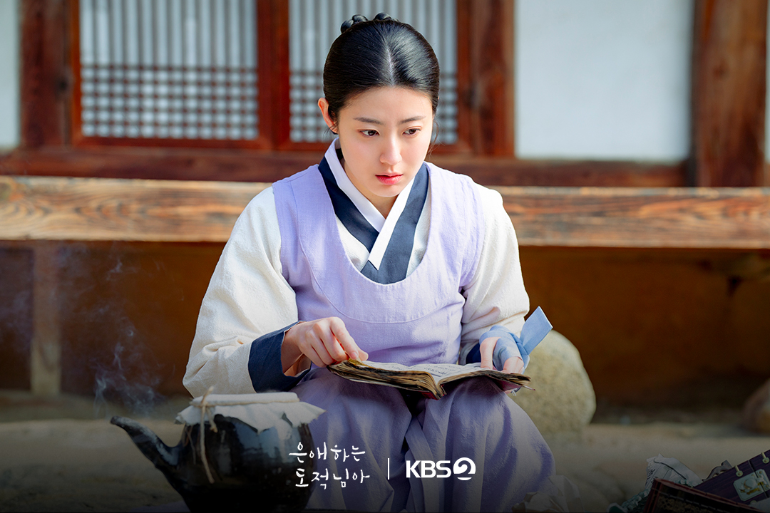 [잡담] 은애도적) 낮에는 의녀 밤에는 도적? 24시간이 모자란 홍은조의 이중생활 커밍쑨...🤫🖤 | 인스티즈