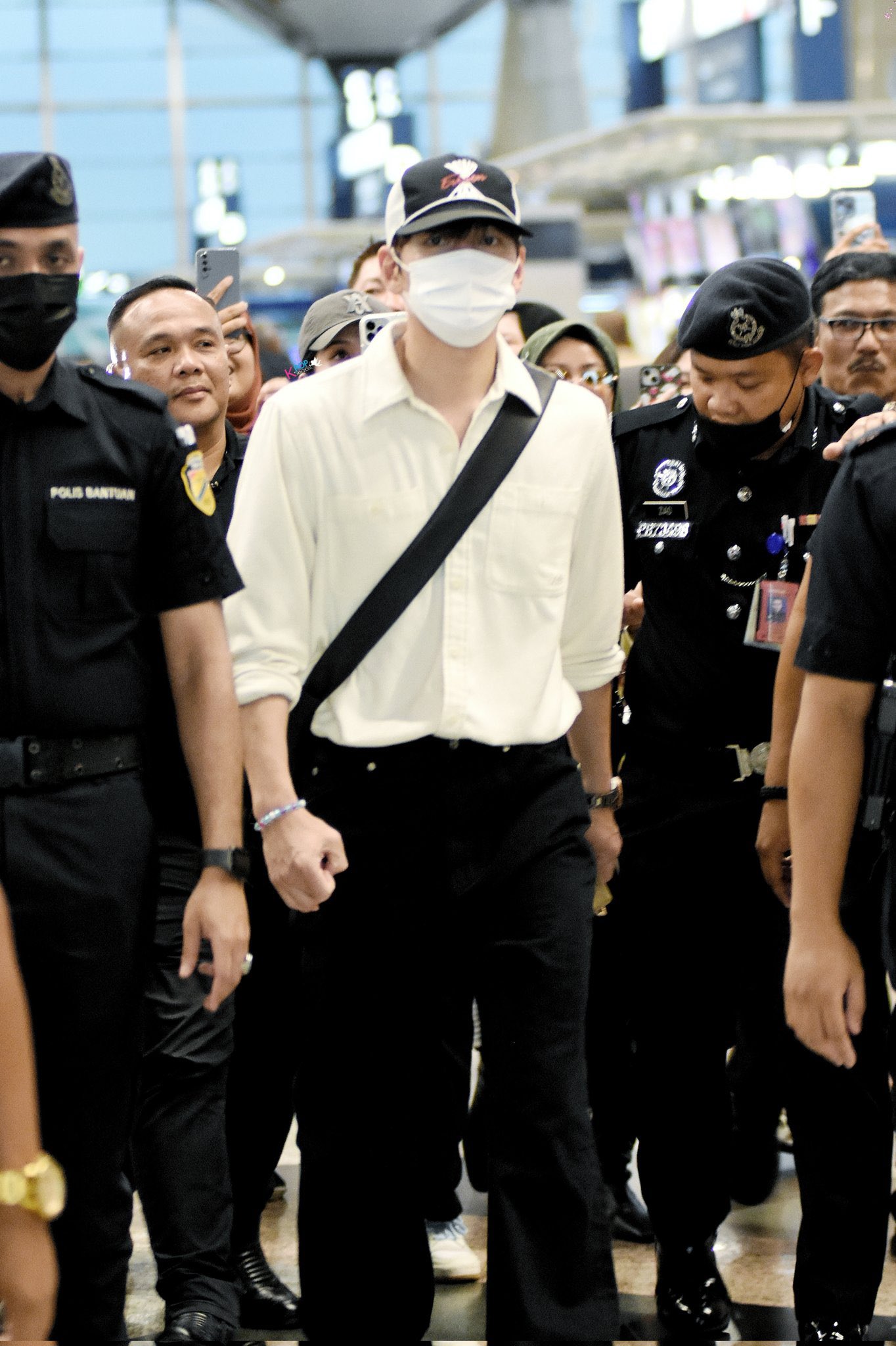 [잡담] 지창욱 팔찌선물 주려는 공항팬 대응 영상 이거 쩐다 | 인스티즈