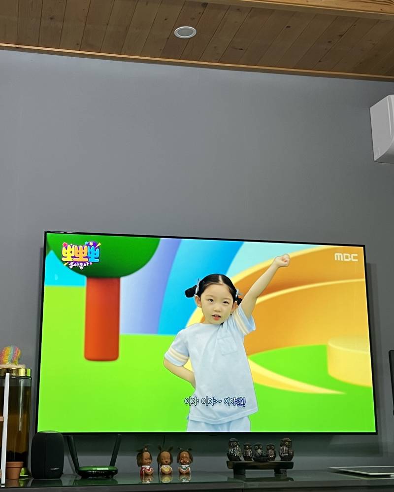 [잡담] 엄마가 외출하는데 심심해하지말라고 티비틀어주고 갔거든 | 인스티즈