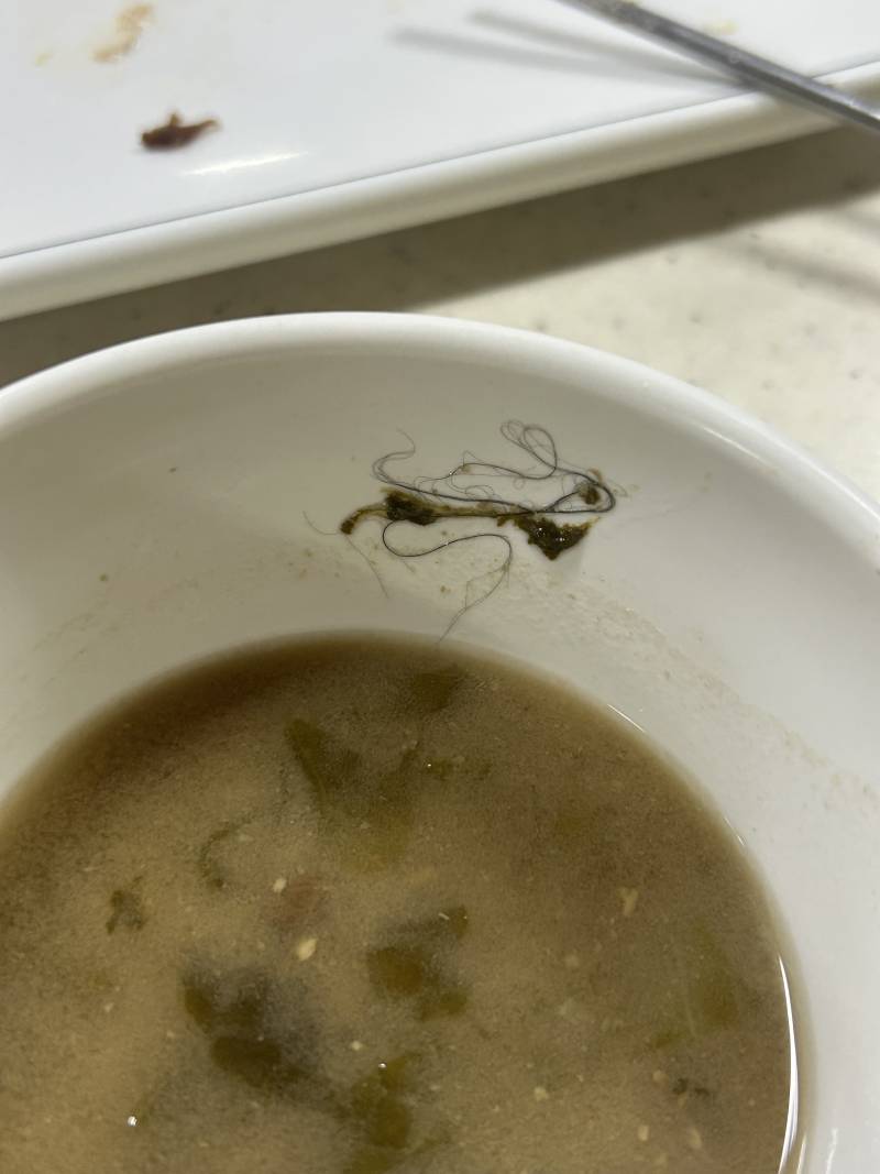 [잡담] 김밥먹다 이런거 나왔는데 머리카락 같아? | 인스티즈