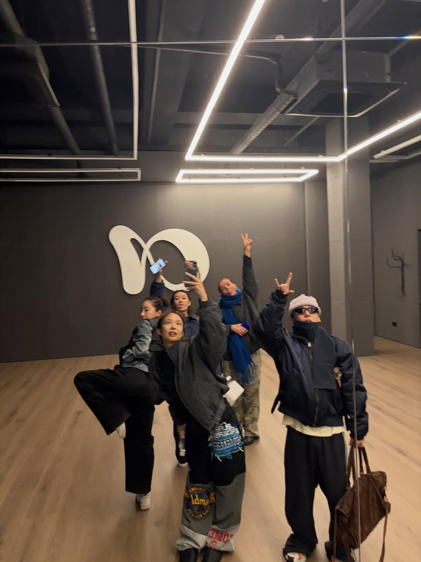 [잡담] 제니 회사 사옥에 연습실도 있구나 | 인스티즈