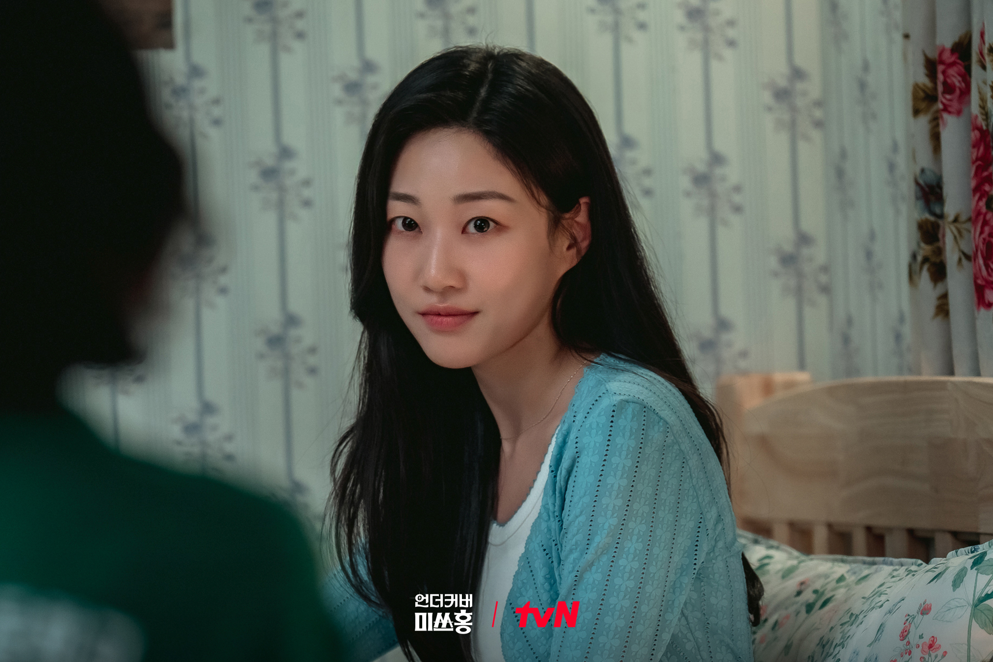 [잡담] 언더커버미쓰홍) 가짜 막내🙄와 비서실 왕언니😤가 만났다비밀을 품은 홍금보 VS 의심 많은 고복희두 사람이 만들어갈 특별한 워맨스 케미!눈치 빠른 비서실 최고참 고복희는 과연위장 막내 홍금보의 비밀을 알아챌 수 있을까!?💥 | 인스티즈