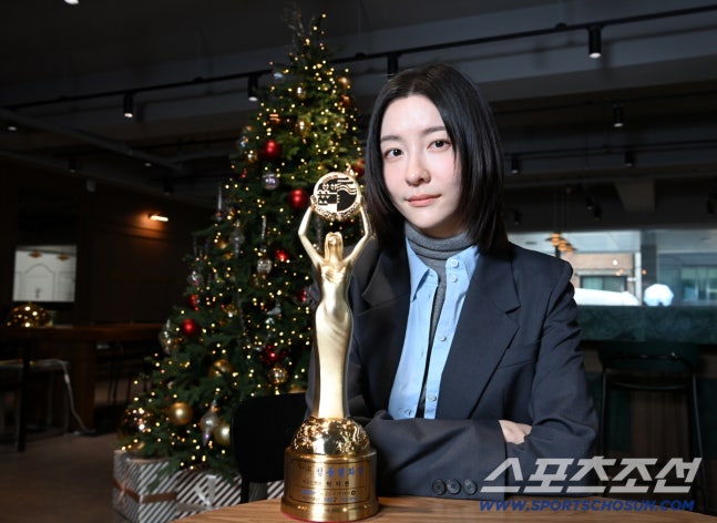 [정보/소식] [단독] "김고은 코 찡긋 미소에 마음이 스르륵"…박지현, '재벌' 형수 아닌 '국민 대세'로(청룡 수상인터뷰) | 인스티즈