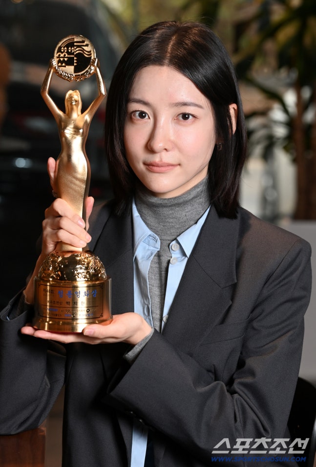 [정보/소식] [단독] "김고은 코 찡긋 미소에 마음이 스르륵"…박지현, '재벌' 형수 아닌 '국민 대세'로(청룡 수상인터뷰) | 인스티즈