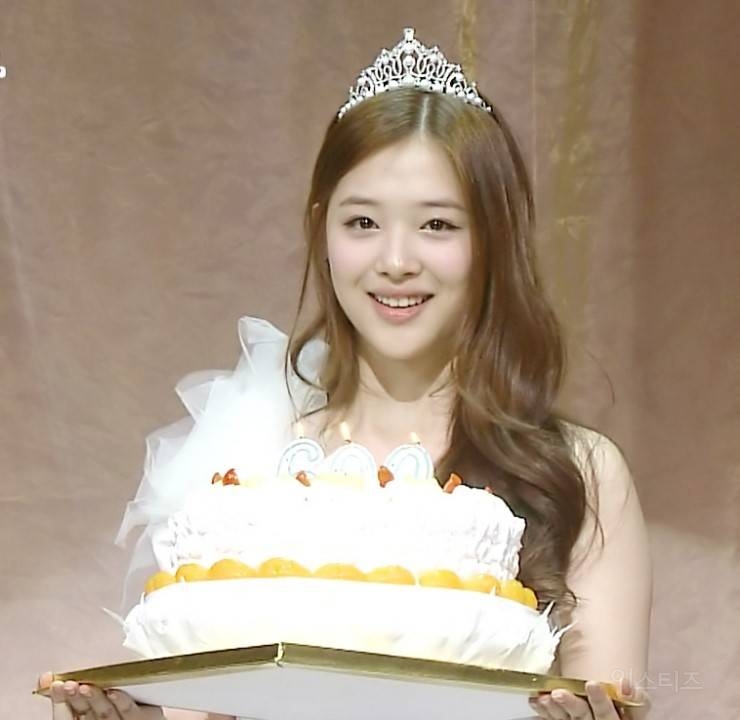 공주같은 인기가요 MC 보던 시절의 설리.jpg | 인스티즈