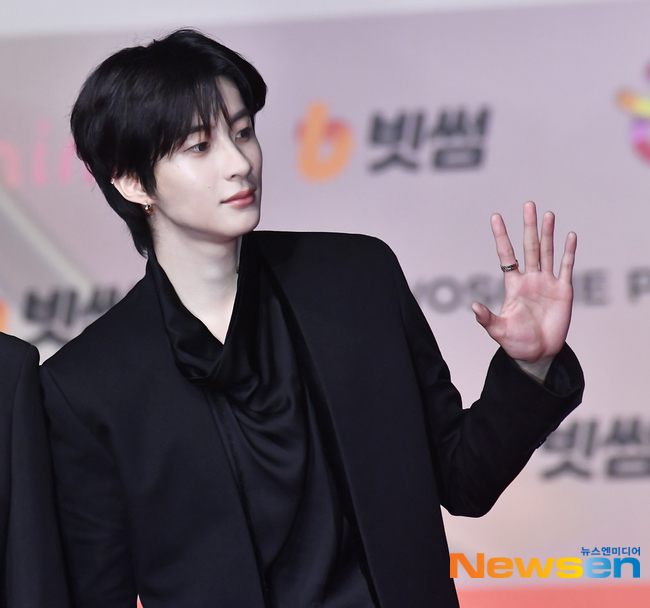 [잡담] 앤톤 왕자님 오셨어 기사사진 미쳤어 | 인스티즈