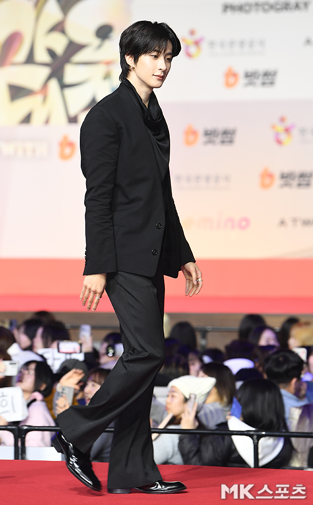 [잡담] 앤톤 왕자님 오셨어 기사사진 미쳤어 | 인스티즈