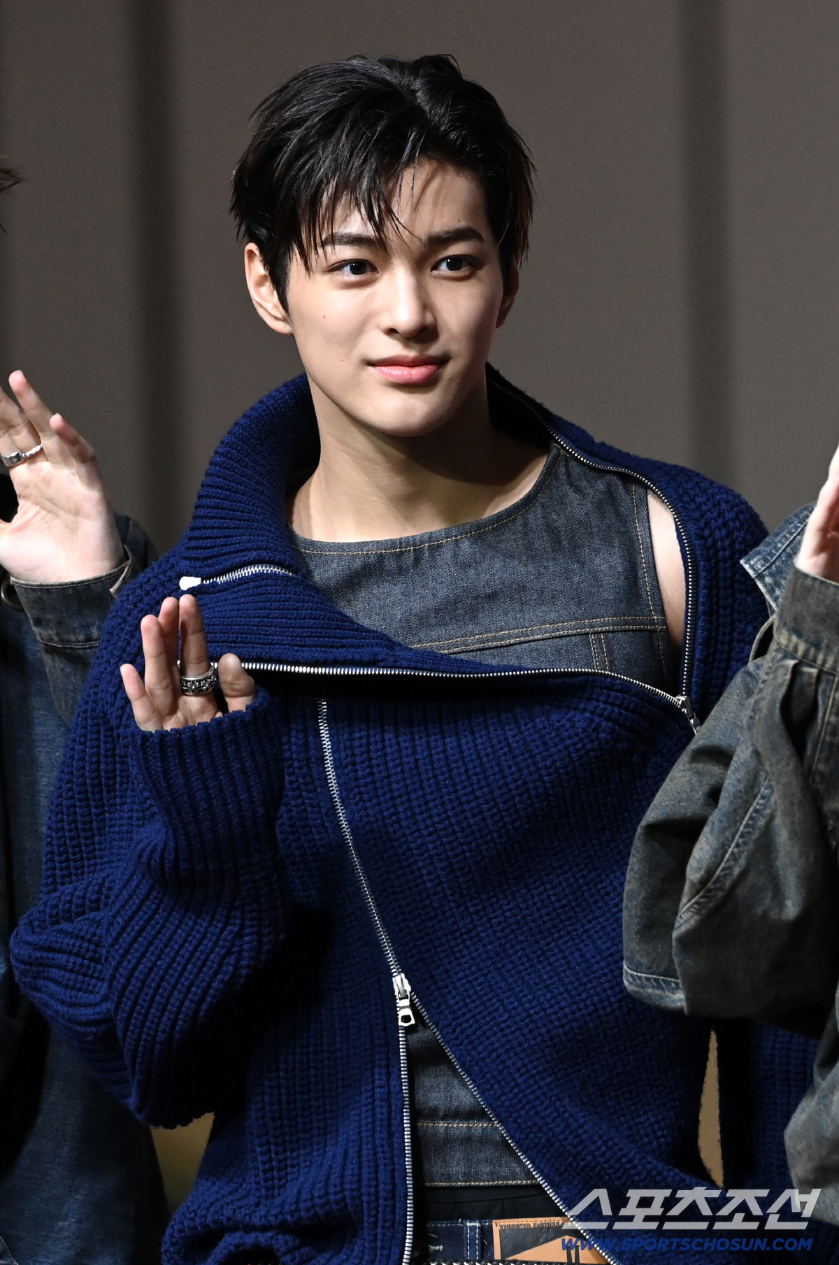 [잡담] 코르티스 건호 보정 1도 없는 기사사진인데 | 인스티즈