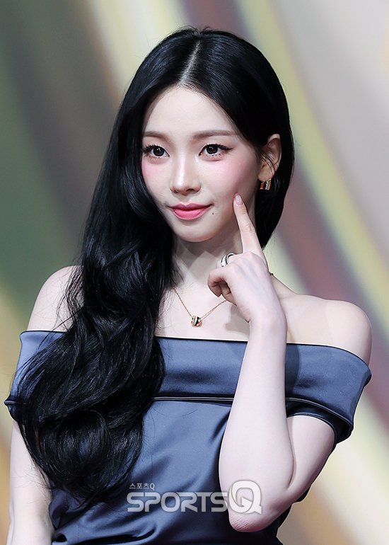 [잡담] 251225 에스파 SBS 가요대전 레드카펫 기사사진 | 인스티즈