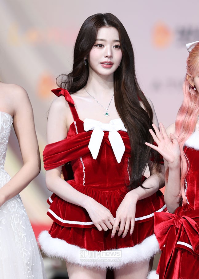 [잡담] 251225 장원영 SBS 가요대전 레드카펫 기사사진 | 인스티즈