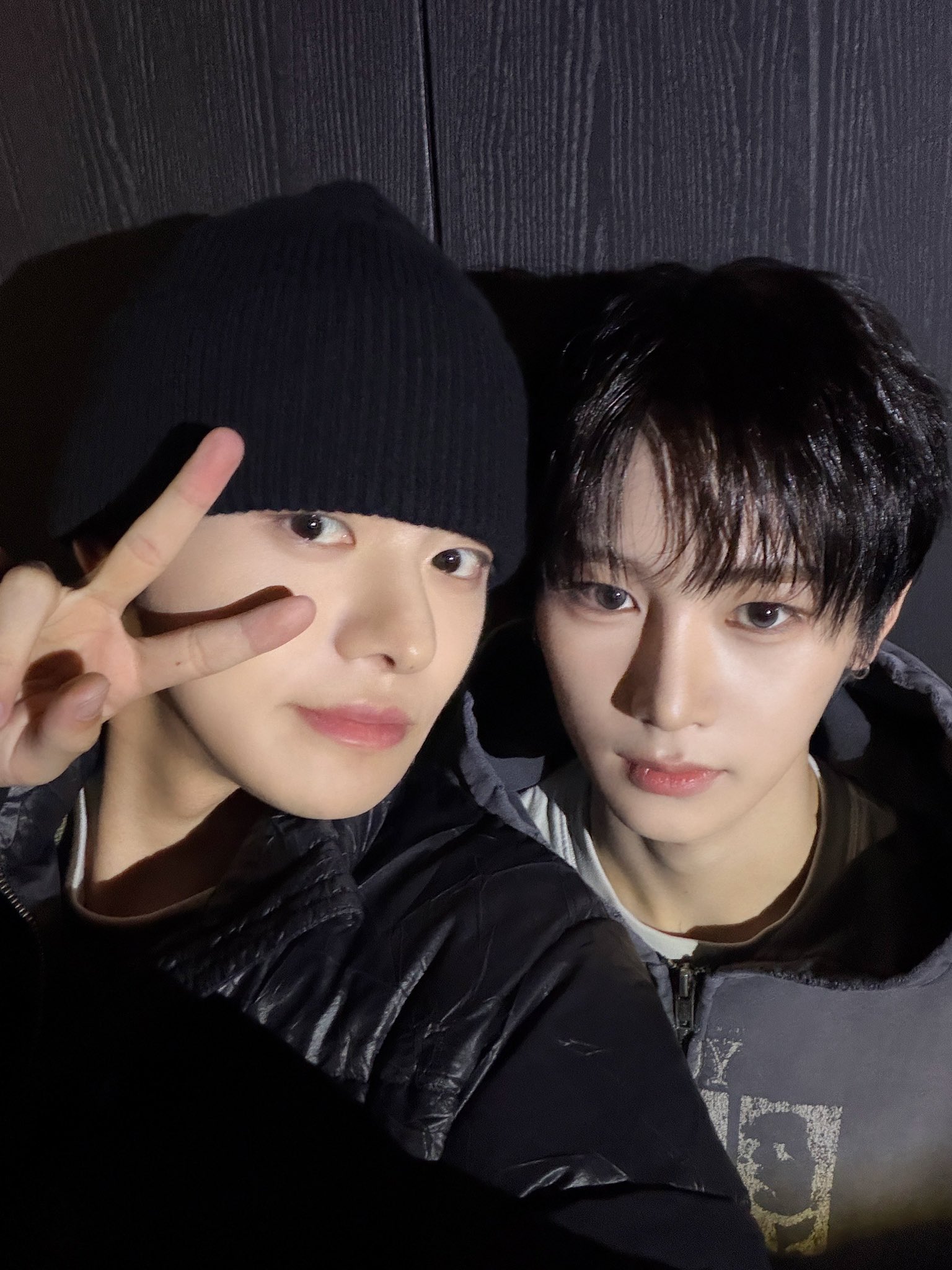 [잡담] 리오 안신 아직 데뷔전에 투샷 셀카 꽉끼는거 | 인스티즈