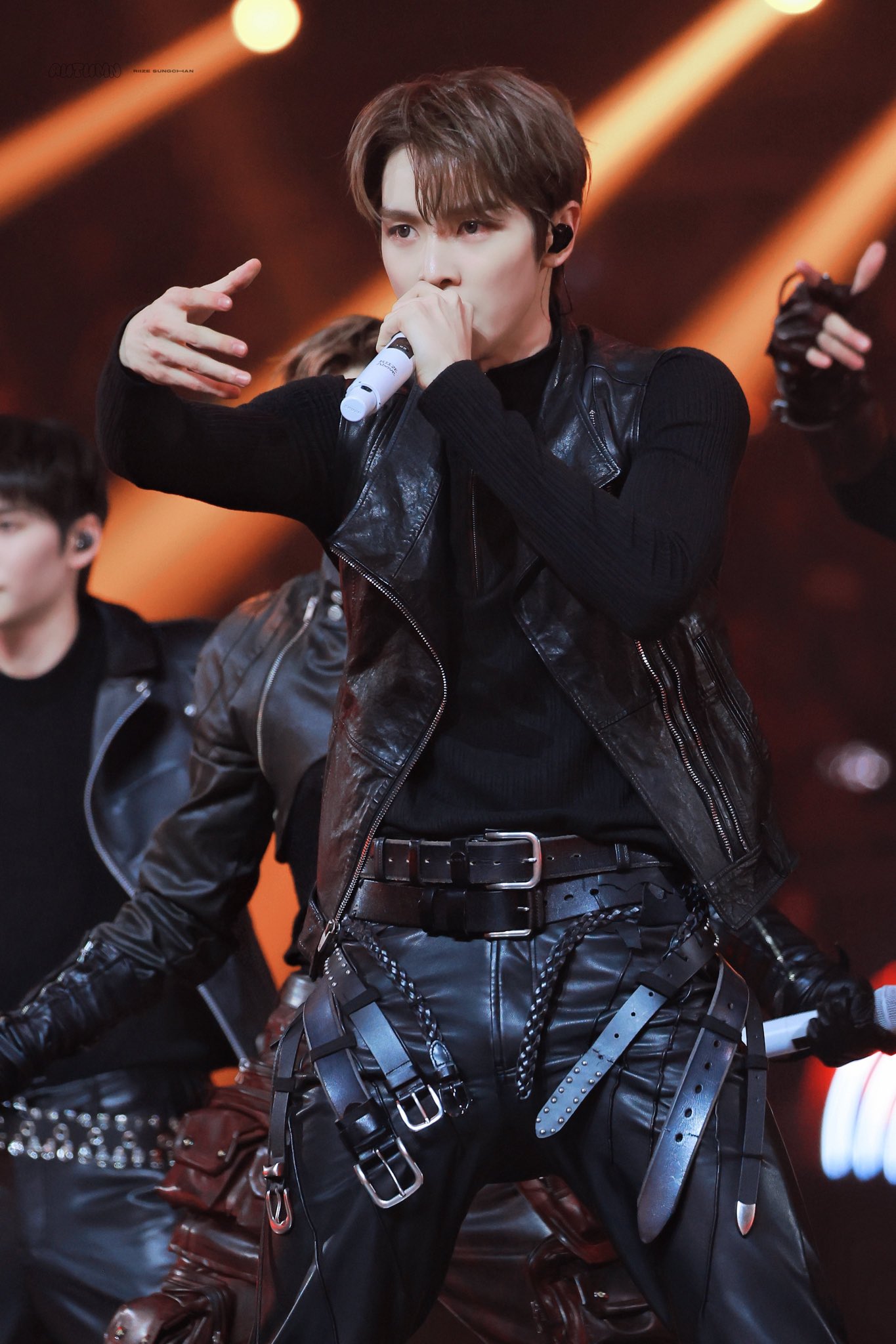 [잡담] 성찬이 얼굴 보느라 몰랐던 허리띠 | 인스티즈